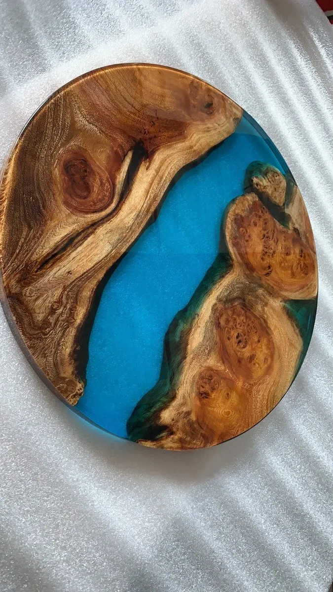 Plateau de table rivière rond Moselle, résine bleue — ATELIER RIVIÈRE, fabrication à la commande