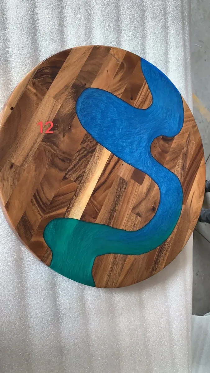 Plateau de table rivière rond Semois, résine bleue — plateaux epoxy ATELIER RIVIÈRE