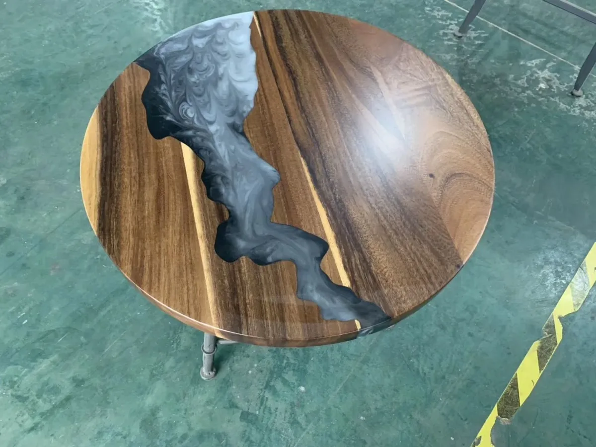 Plateau de table rivière rond Thur, résine noire — ATELIER RIVIÈRE, fabrication à la commande