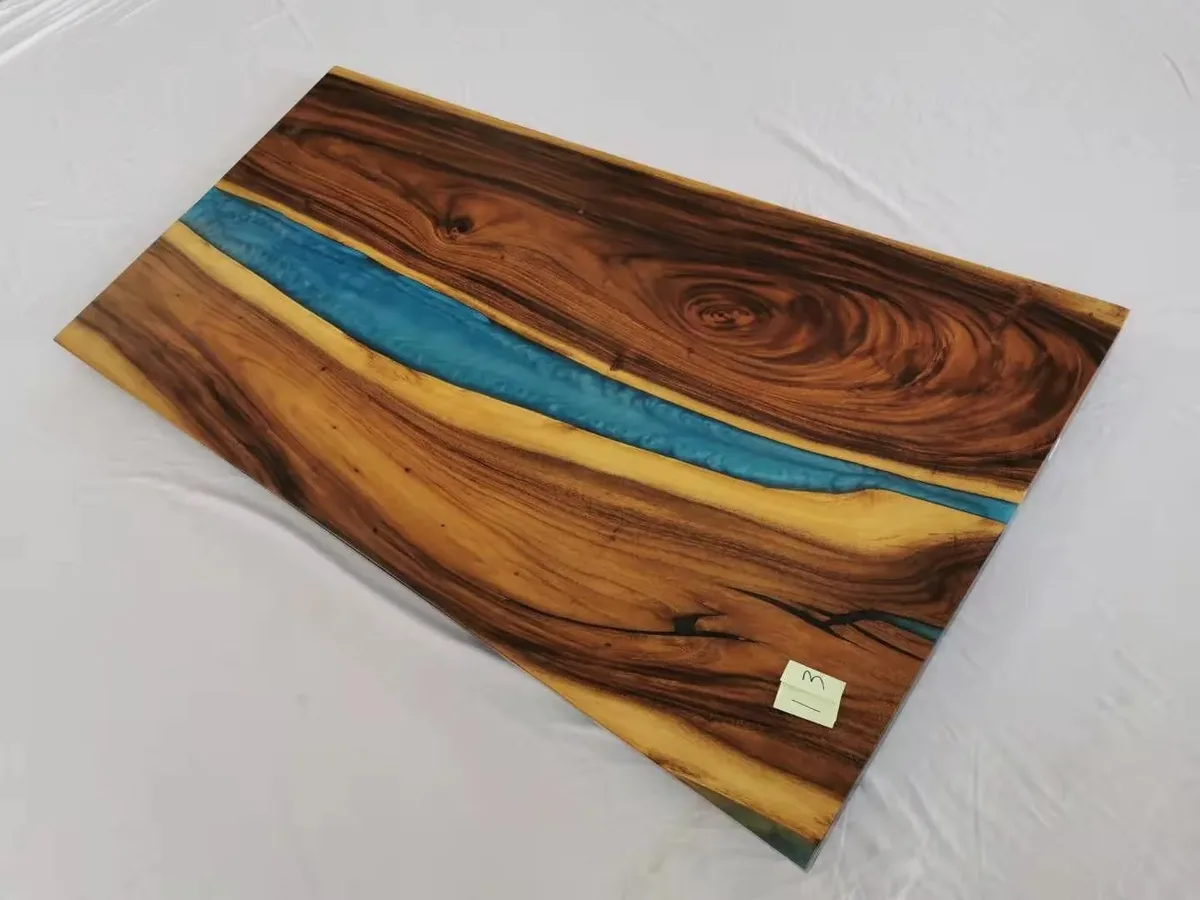 Plateau de table rivière Scarpe, résine bleue — ATELIER RIVIÈRE, fabrication à la commande