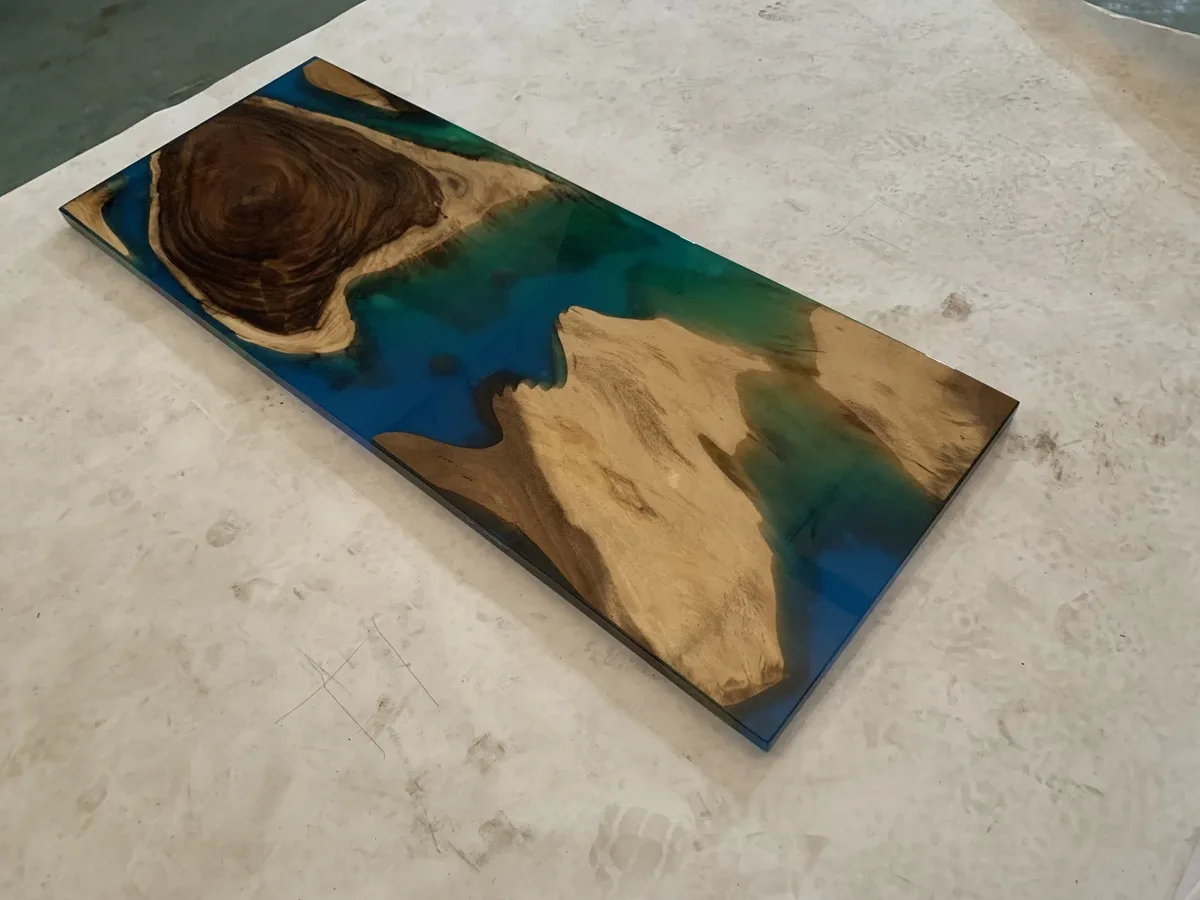 Plateau de table rivière Seille, résine bleue — ATELIER RIVIÈRE, fabrication à la commande
