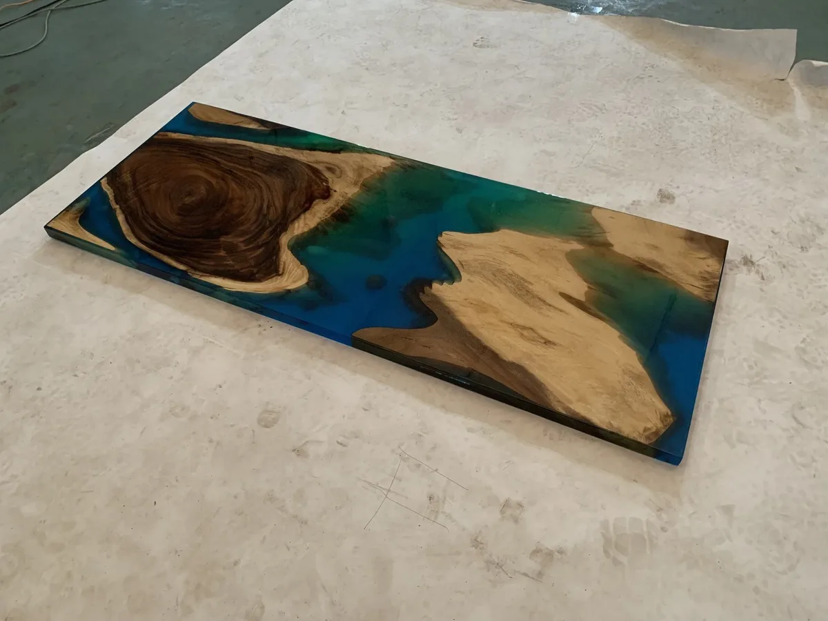 Plateau de table rivière Seille, résine bleue, vue 2 sur 2