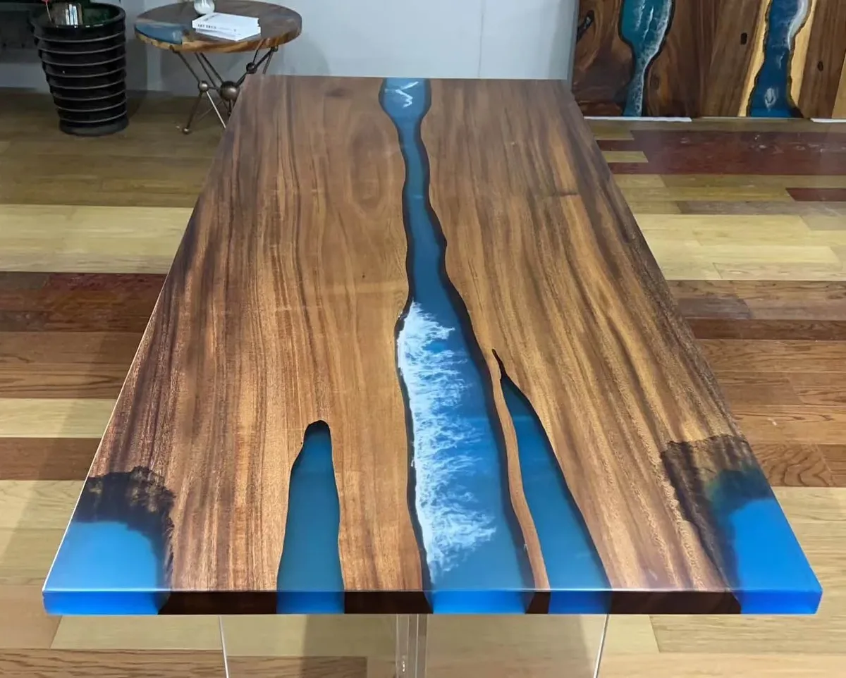 Plateau de table rivière Seine, résine bleue — ATELIER RIVIÈRE, fabrication à la commande