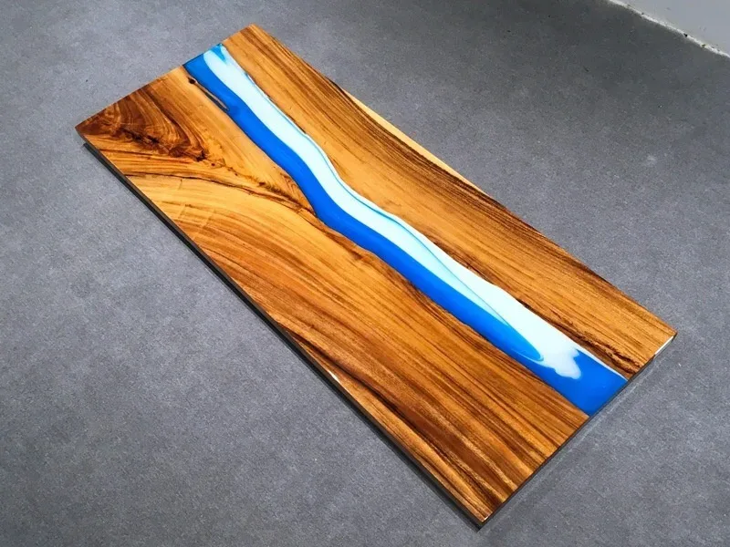Plateau de table rivière Serein, résine bleue — ATELIER RIVIÈRE, fabrication à la commande