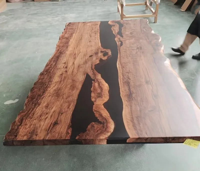 Plateau de table rivière Seugne, résine noire — ATELIER RIVIÈRE, fabrication à la commande