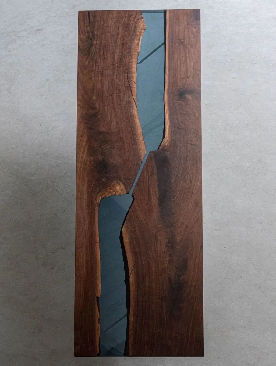 Plateau de table rivière Tinée, résine bleue — ATELIER RIVIÈRE, fabrication à la commande