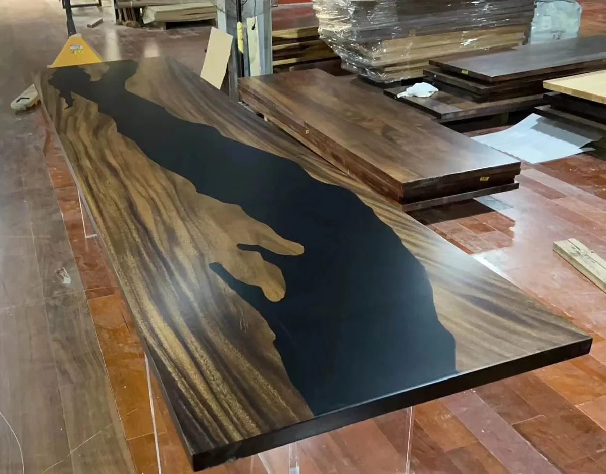 Plateau de table rivière Touques, résine noire — ATELIER RIVIÈRE, fabrication à la commande