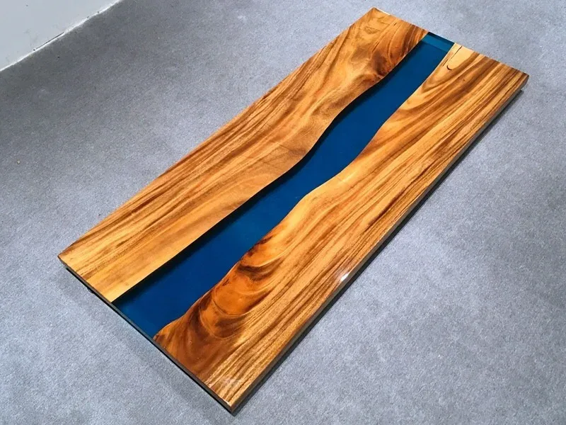 Plateau de table rivière Trieux, résine bleue — ATELIER RIVIÈRE, fabrication à la commande