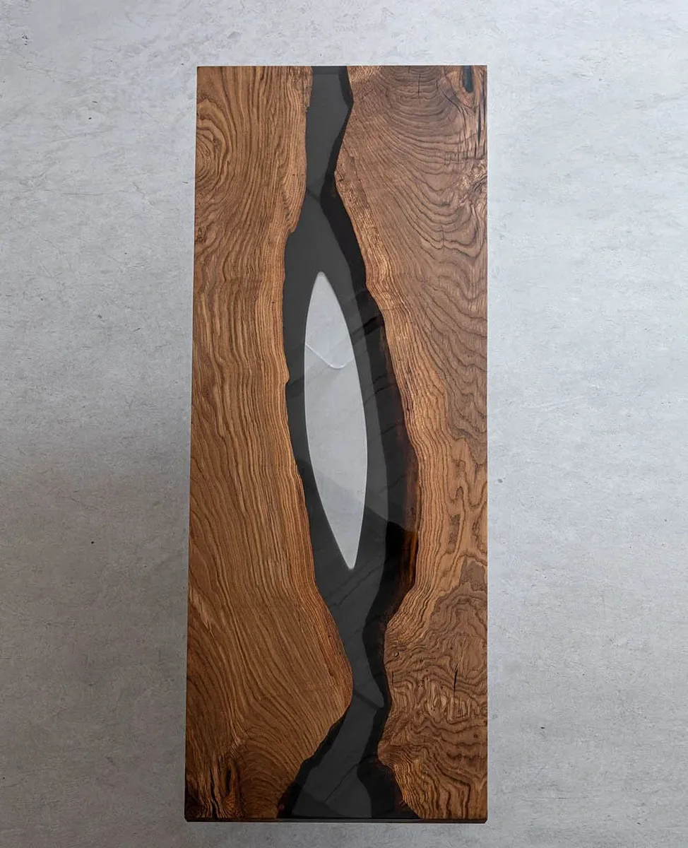Plateau de table rivière Valserine, résine noire — ATELIER RIVIÈRE, fabrication à la commande