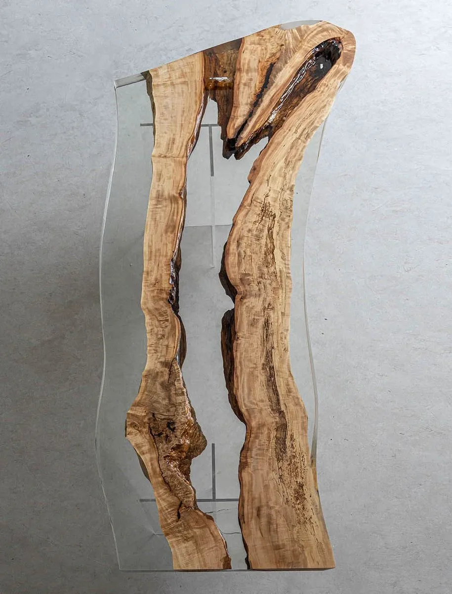 Plateau de table rivière Vidourle teinte chêne, résine transparente — ATELIER RIVIÈRE, fabrication à la commande