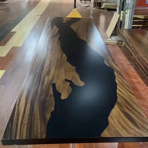Plateau de table rivière Yèvre, résine noire — plateaux epoxy