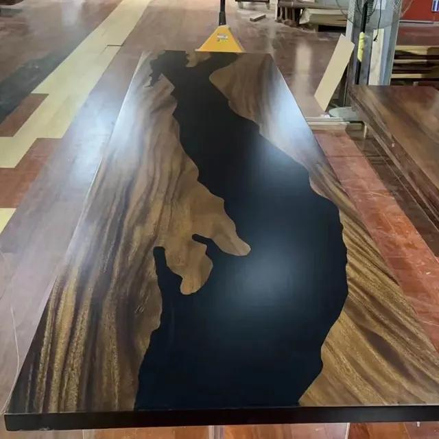 Plateau de table rivière Yèvre, résine noire — plateaux epoxy