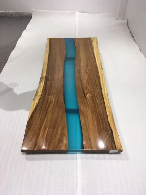Plateau de table rivière Zorn, résine verte — ATELIER RIVIÈRE, fabrication à la commande