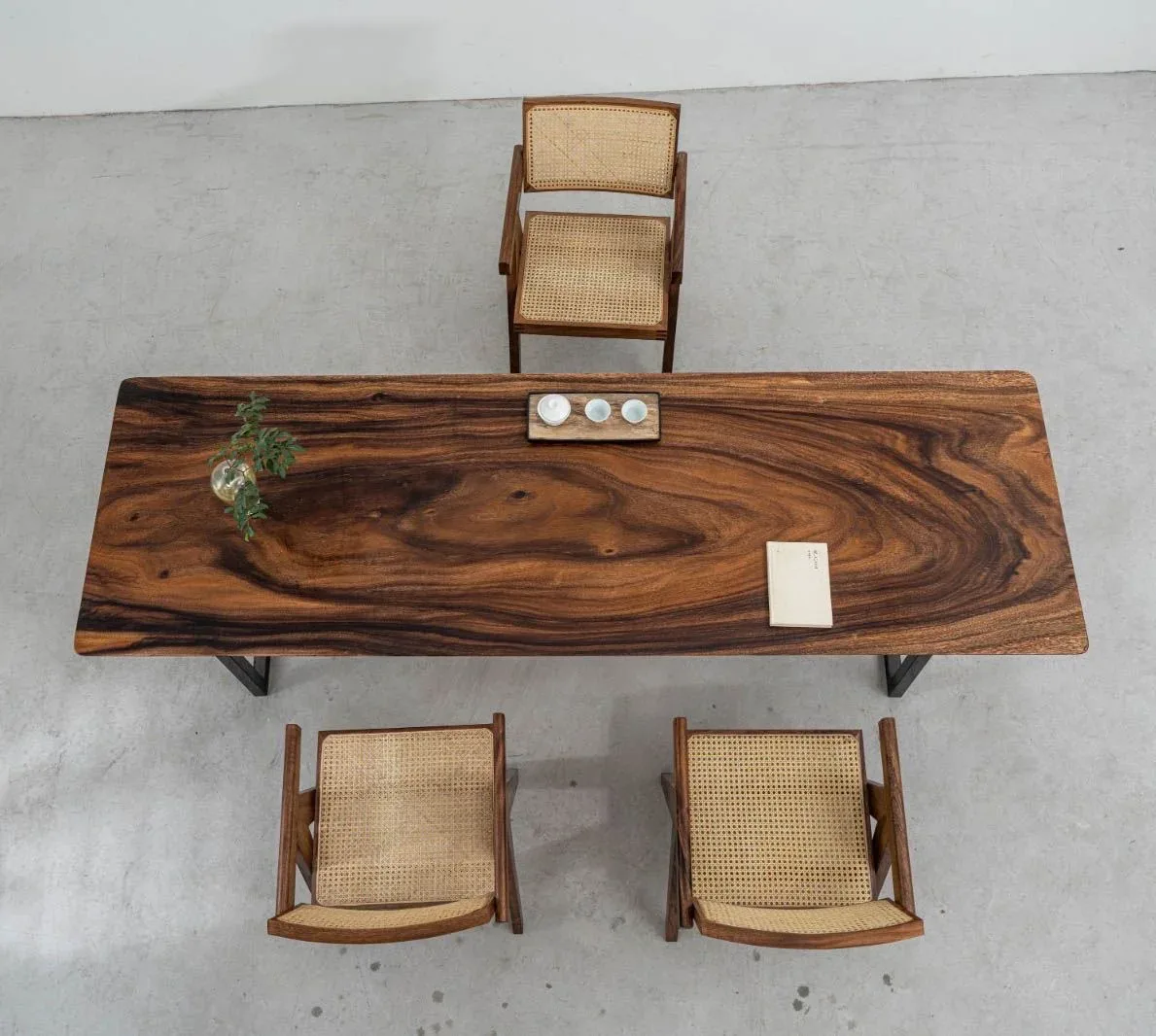 Table à manger en bois massif Arc — ATELIER RIVIÈRE, fabrication à la commande