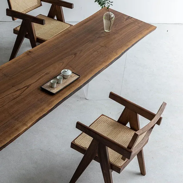 Table à manger en bois massif Arc teinte noyer — tables à manger en bois massif