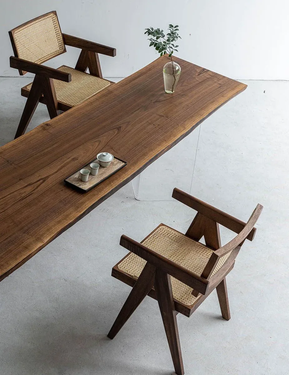 Table à manger en bois massif Arc teinte noyer — ATELIER RIVIÈRE, fabrication à la commande