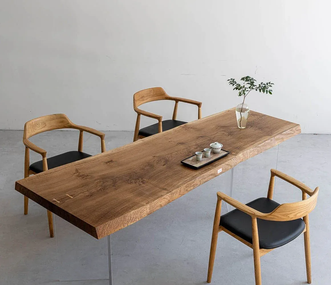 Table à manger en bois massif Ariège teinte chêne — ATELIER RIVIÈRE, fabrication à la commande