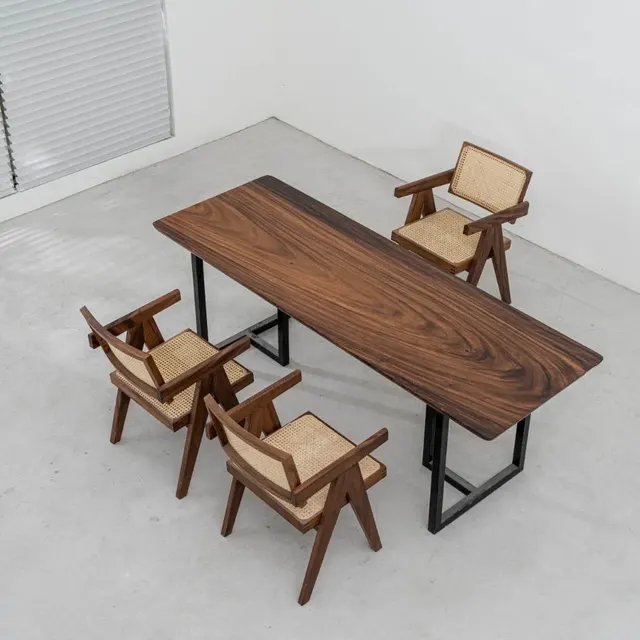 Table à manger en bois massif Arly teinte noyer — tables à manger en bois massif