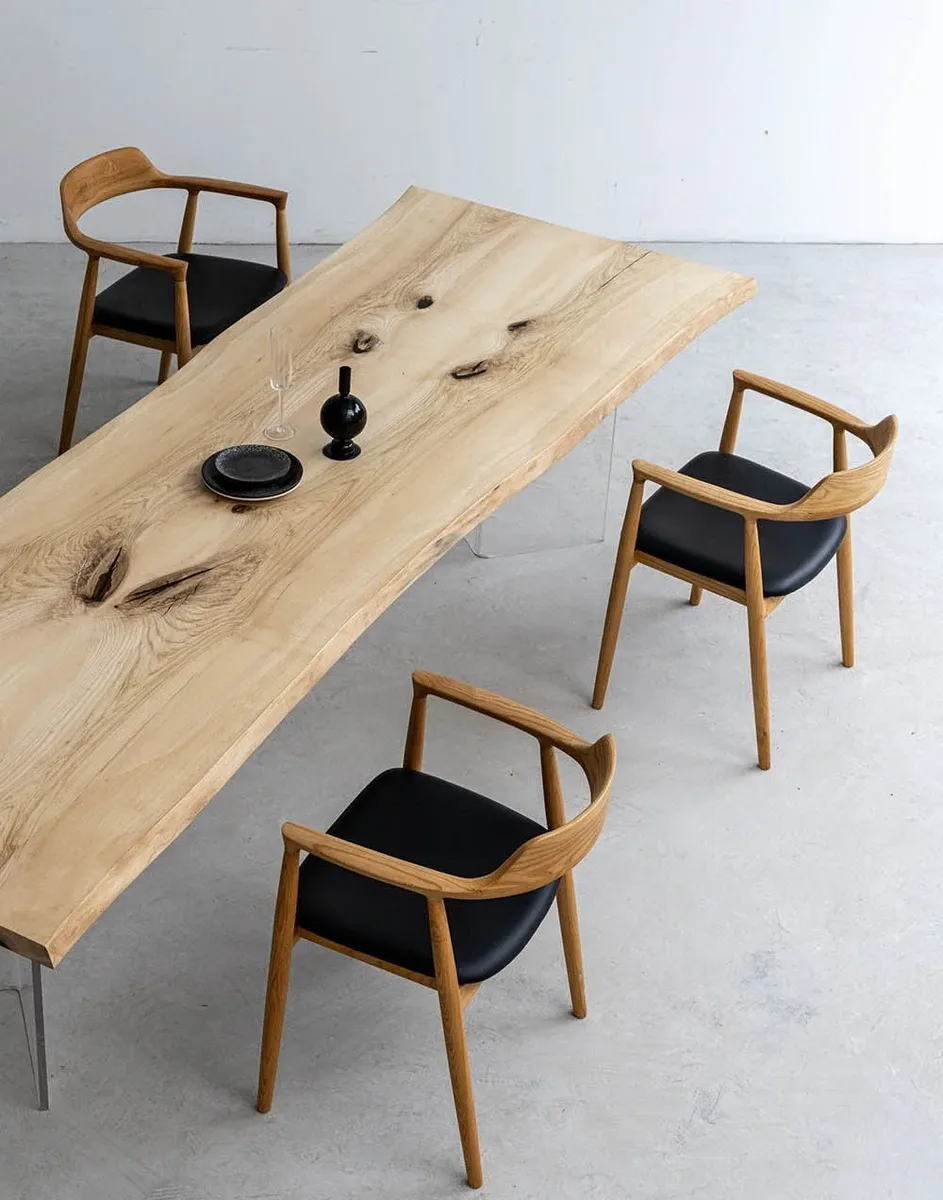 Table à manger en bois massif Armançon teinte chêne — ATELIER RIVIÈRE, fabrication à la commande