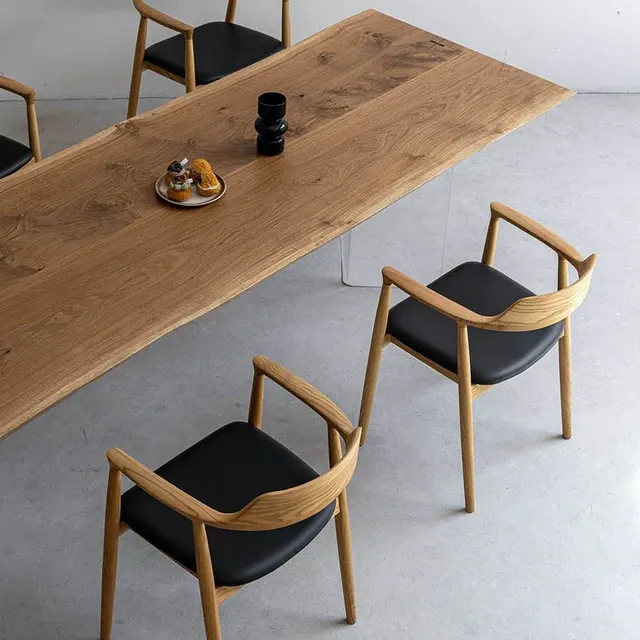 Table à manger en bois massif Arve teinte chêne — tables à manger en bois massif