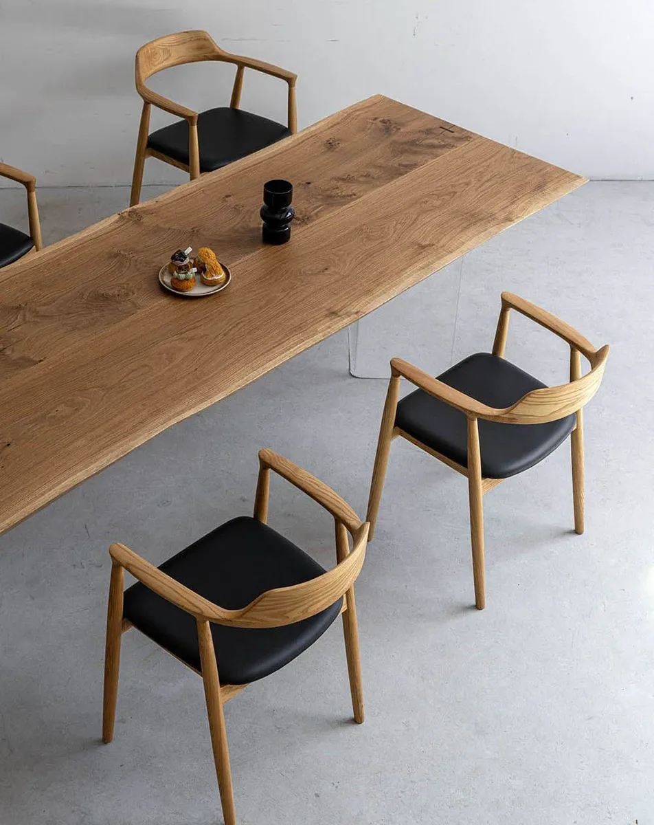 Table à manger en bois massif Arve teinte chêne — ATELIER RIVIÈRE, fabrication à la commande