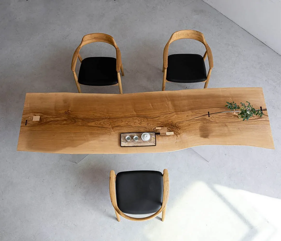 Table à manger en bois massif Bourbince teinte chêne — ATELIER RIVIÈRE, fabrication à la commande