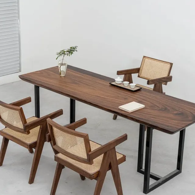 Table à manger en bois massif Charente teinte noyer — tables à manger en bois massif