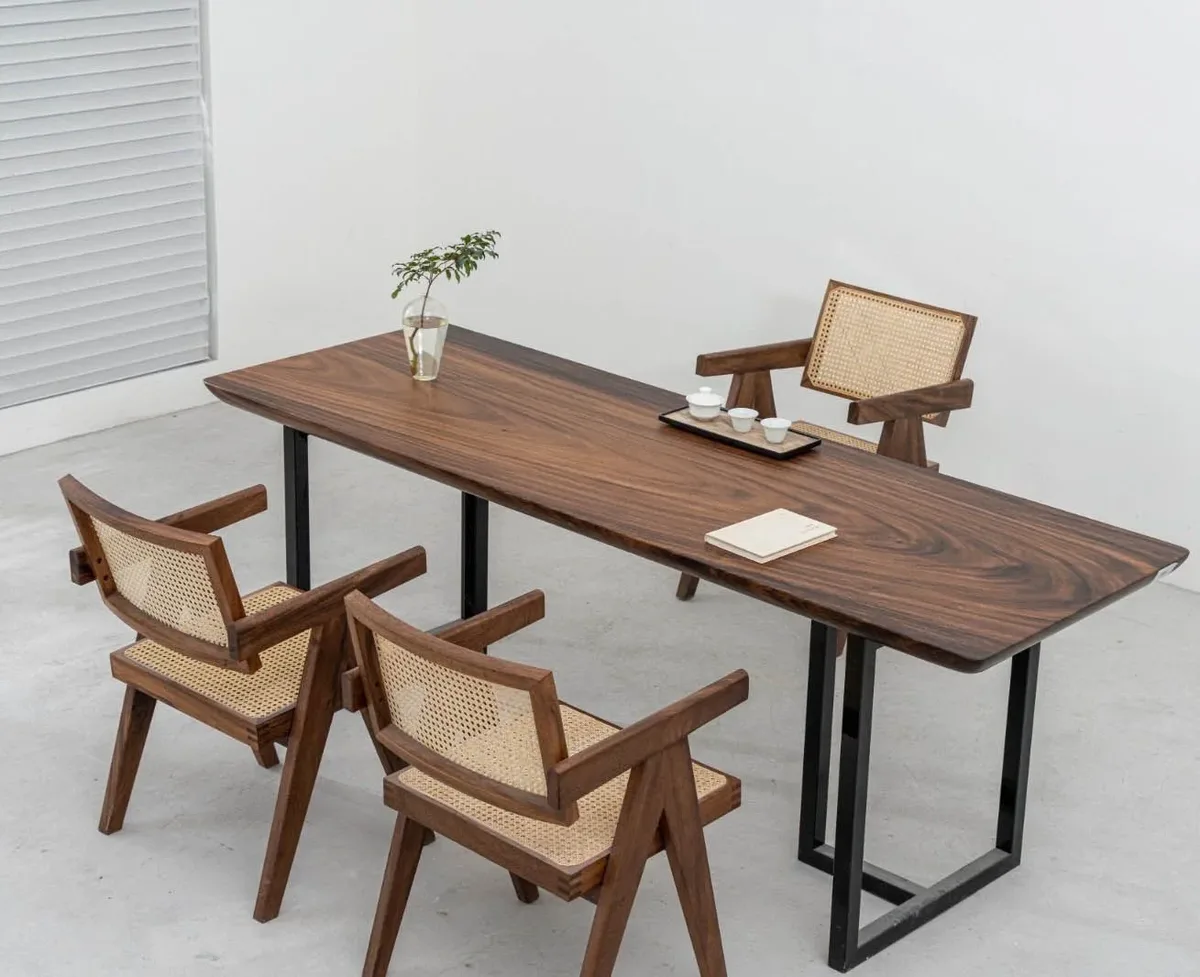 Table à manger en bois massif Charente teinte noyer — ATELIER RIVIÈRE, fabrication à la commande
