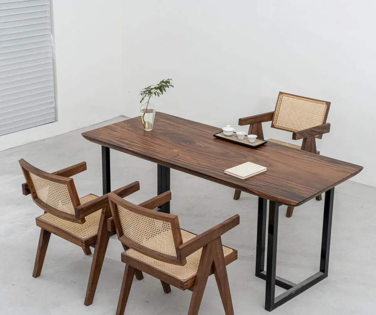 Table à manger en bois massif Charente teinte noyer, vue 2 sur 5