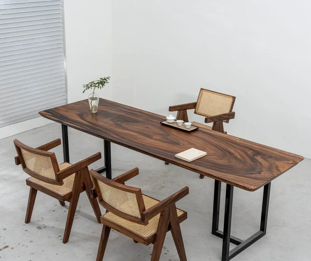 Table à manger en bois massif Charente teinte noyer, vue 3 sur 5