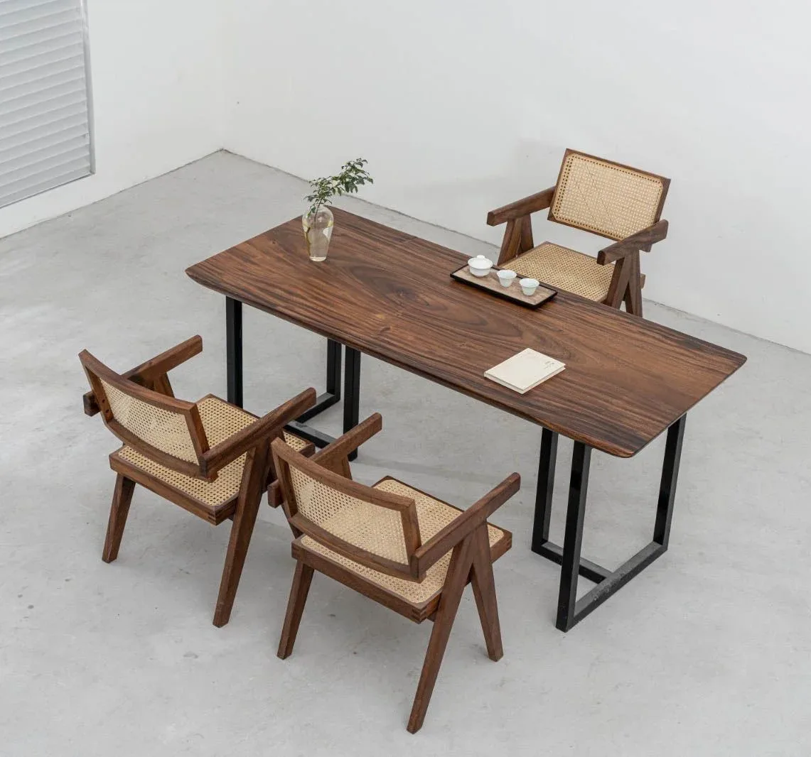 Table à manger en bois massif Charente teinte noyer, vue 4 sur 5