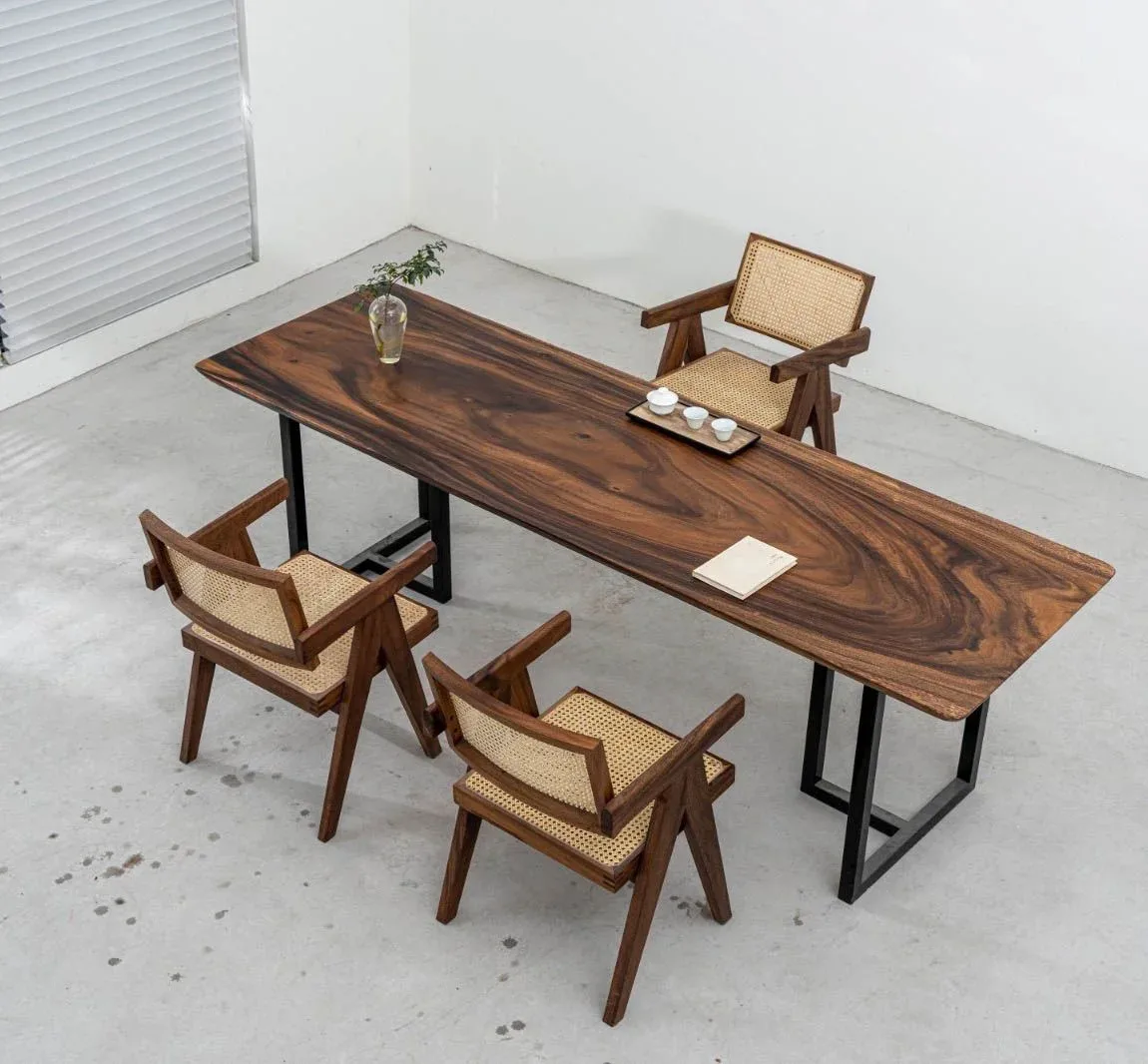 Table à manger en bois massif Charente teinte noyer, vue 5 sur 5