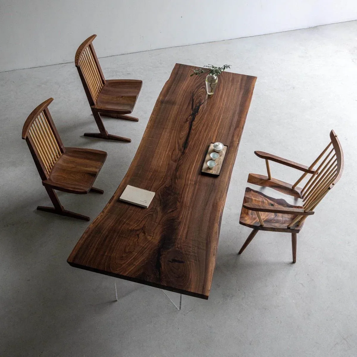 Table à manger en bois massif Chassezac teinte noyer — ATELIER RIVIÈRE, fabrication à la commande