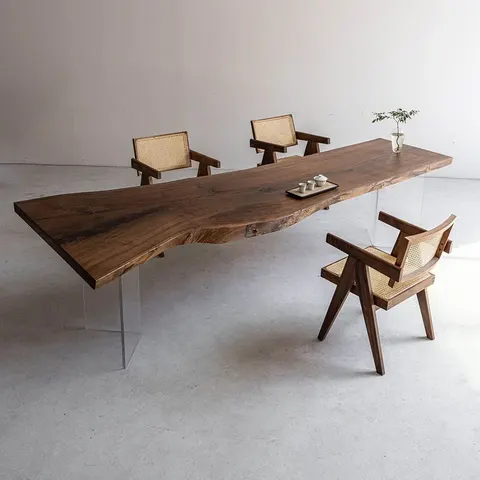 Table à manger en bois massif Chéran teinte noyer