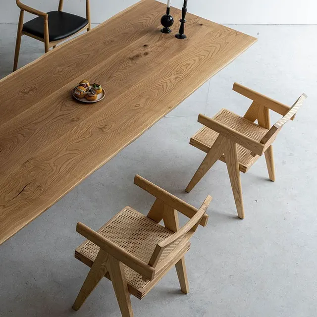 Table à manger en bois massif Dranse teinte chêne — tables à manger en bois massif