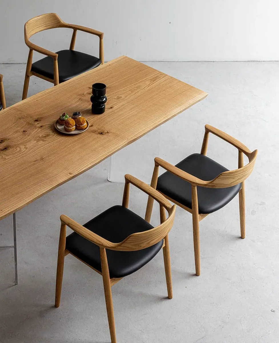 Table à manger en bois massif Essonne teinte chêne — ATELIER RIVIÈRE, fabrication à la commande