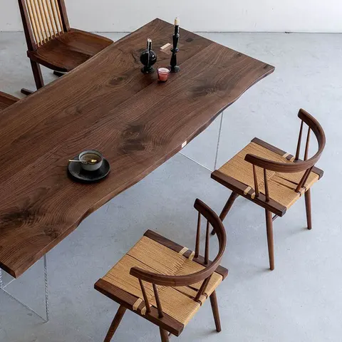 Table à manger en bois massif Fier teinte noyer — tables à manger en bois massif