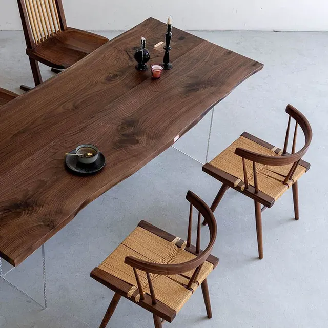 Table à manger en bois massif Fier teinte noyer — tables à manger en bois massif