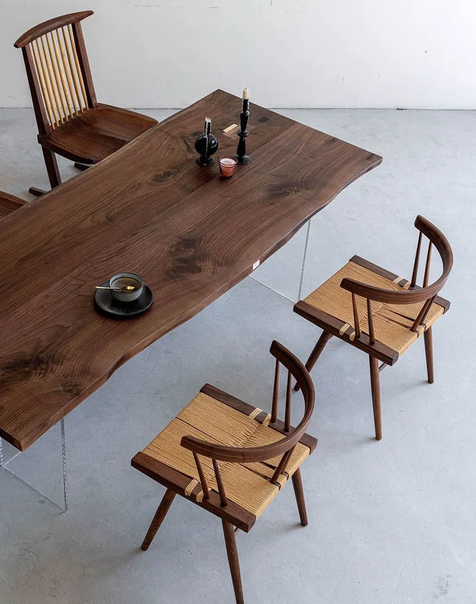 Table à manger en bois massif Fier teinte noyer — ATELIER RIVIÈRE, fabrication à la commande