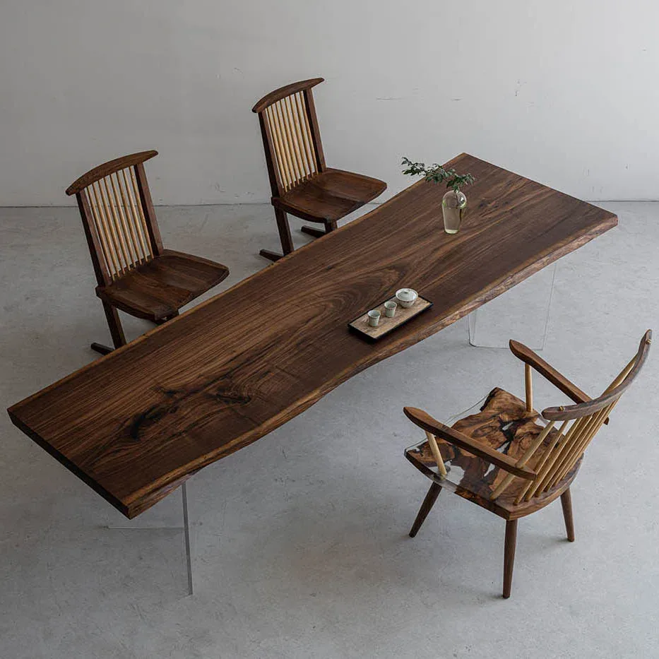 Table à manger en bois massif Gardon teinte noyer — ATELIER RIVIÈRE, fabrication à la commande