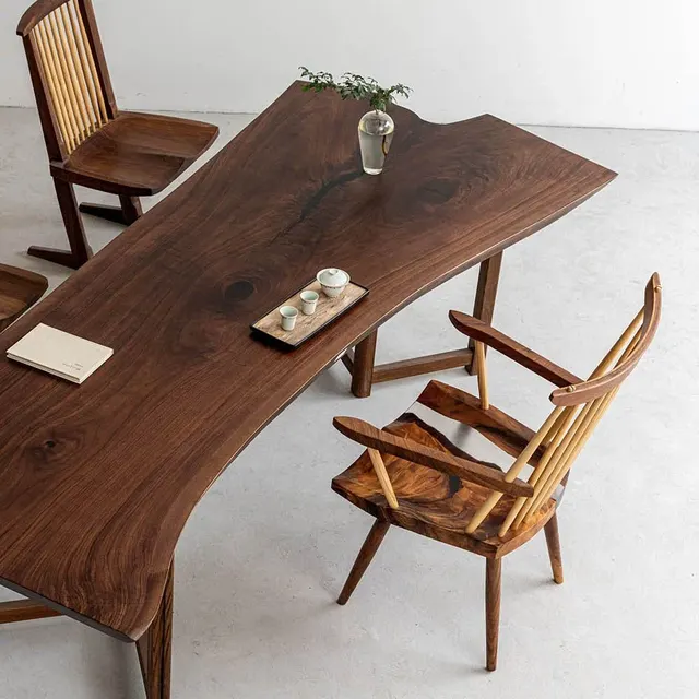 Table à manger en bois massif Lez teinte noyer — tables à manger en bois massif