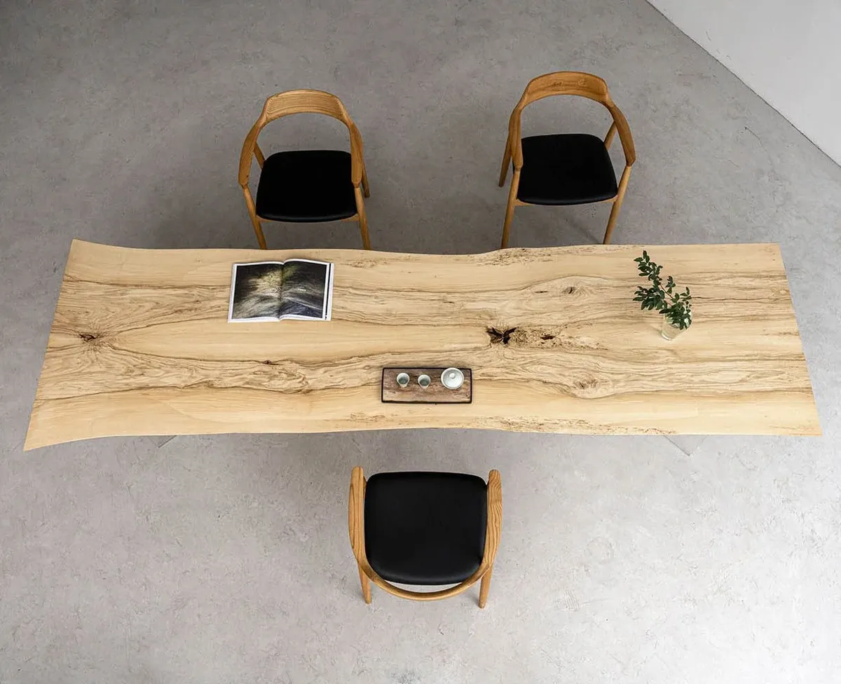Table à manger en bois massif Lignon teinte chêne — ATELIER RIVIÈRE, fabrication à la commande