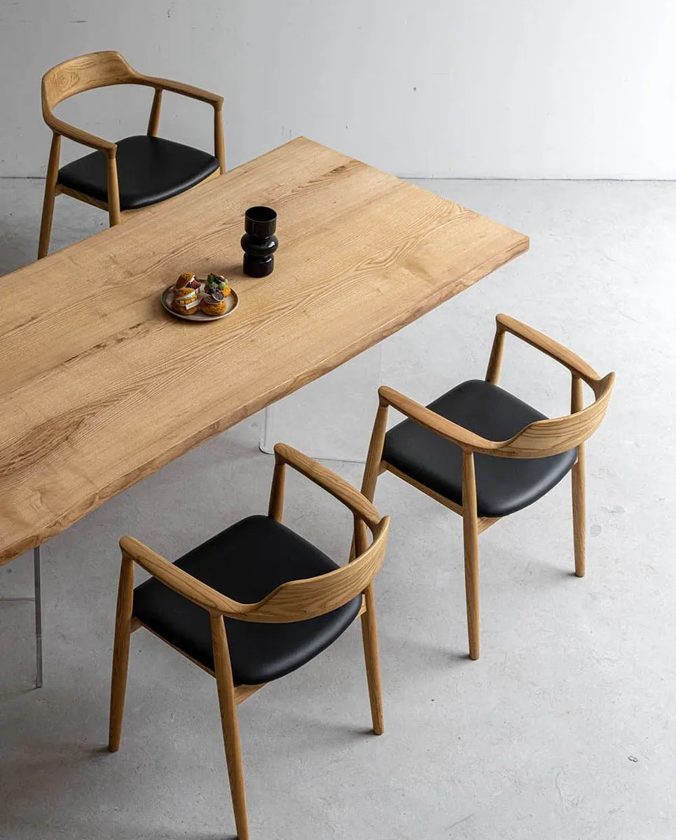 Table à manger en bois massif Loing teinte chêne — ATELIER RIVIÈRE, fabrication à la commande