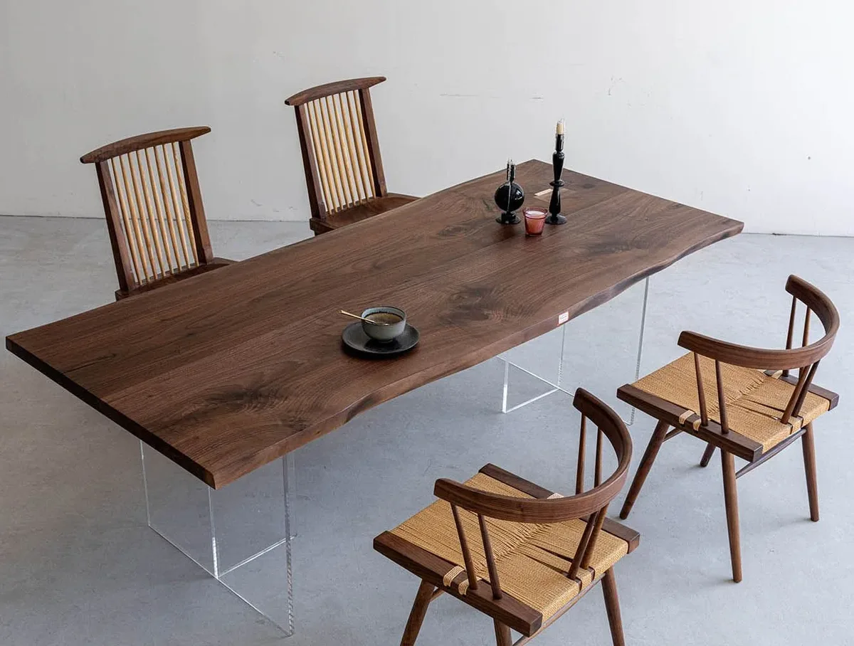 Table à manger en bois massif Loire teinte noyer — ATELIER RIVIÈRE, fabrication à la commande