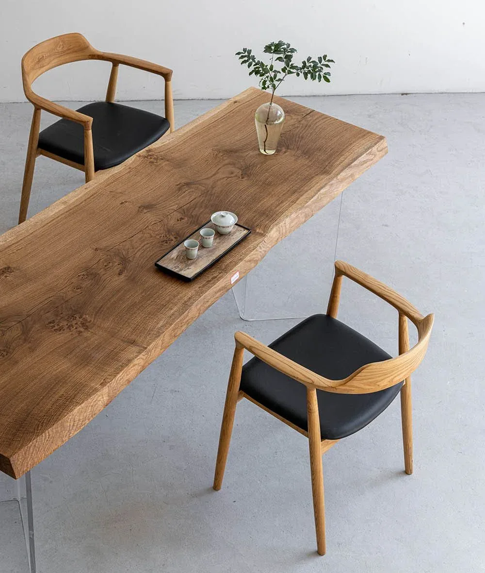 Table à manger en bois massif Marne teinte chêne — ATELIER RIVIÈRE, fabrication à la commande