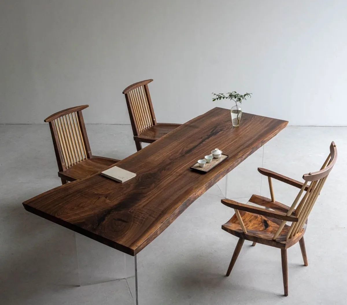 Table à manger en bois massif Nive teinte noyer — ATELIER RIVIÈRE, fabrication à la commande