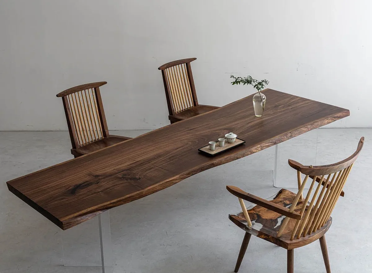 Table à manger en bois massif Nivelle teinte noyer — ATELIER RIVIÈRE, fabrication à la commande