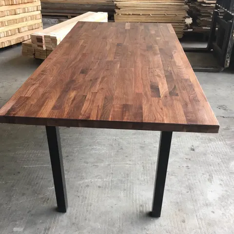 Table live edge en bois massif : bien la choisir