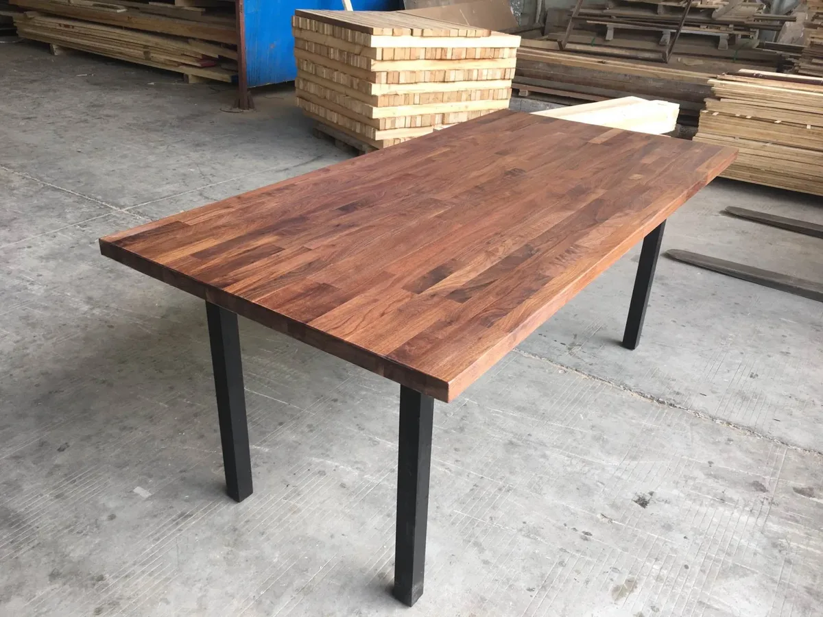 Table à manger en bois massif Romanche, vue 2 sur 2