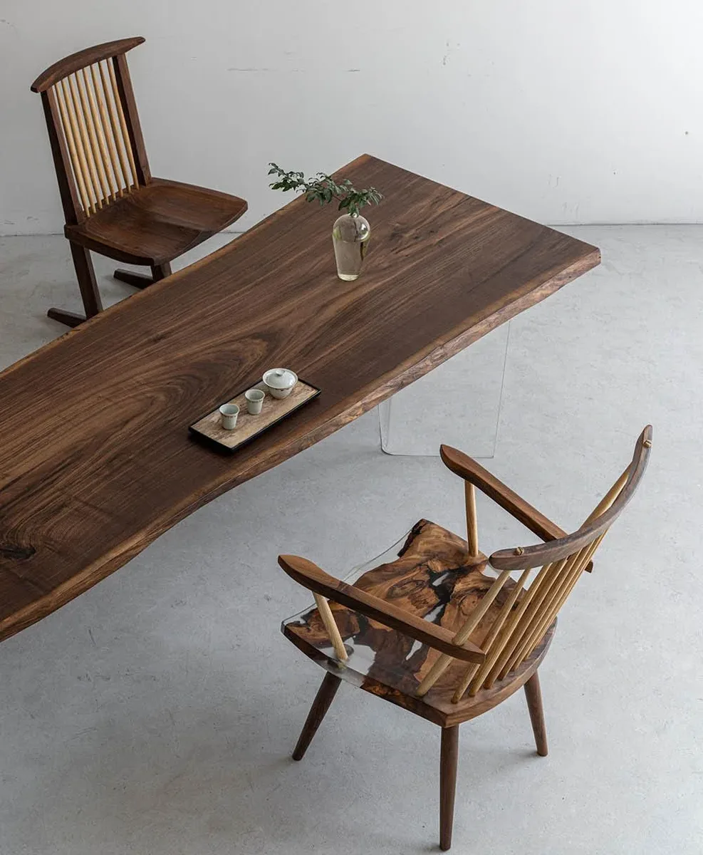 Table à manger en bois massif Romanche teinte noyer — ATELIER RIVIÈRE, fabrication à la commande